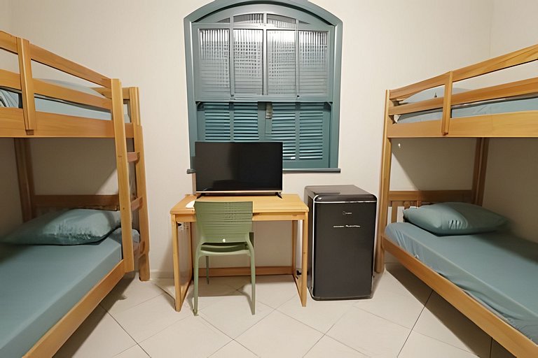 Quarto II - (Cozinha/Banheiro Compartilhados)