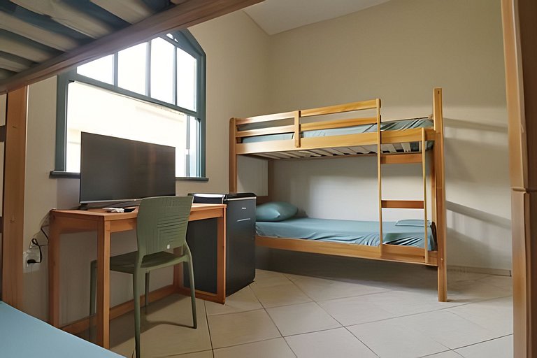 Quarto II - (Cozinha/Banheiro Compartilhados)